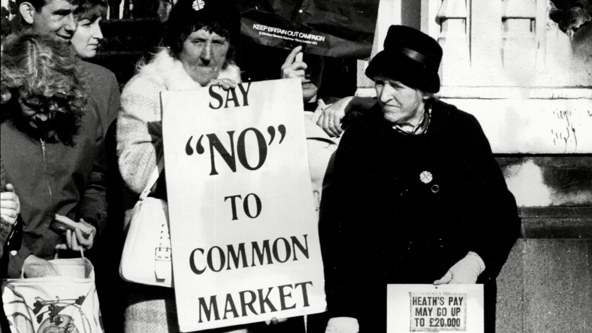 Naisia osoittamassa mieltään yhteismarkkinoita vastaan Lontoossa vuonna 1971.