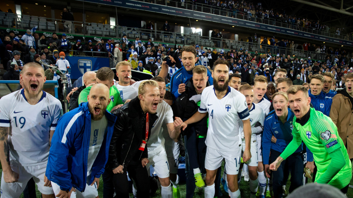 Huuhkajat iloisissa tunnelmissa