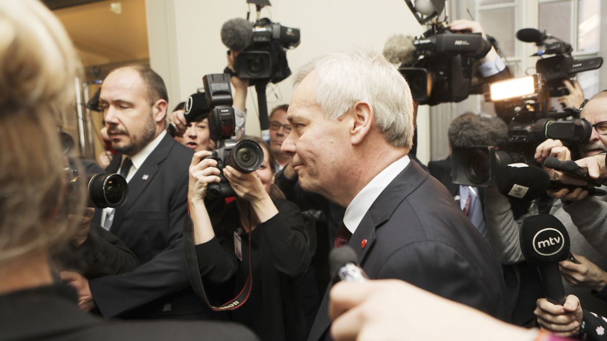 Antti Rinne saapumassa SDP:n kriisikokoukseen eduskunnassa 3. joulukuuta.
