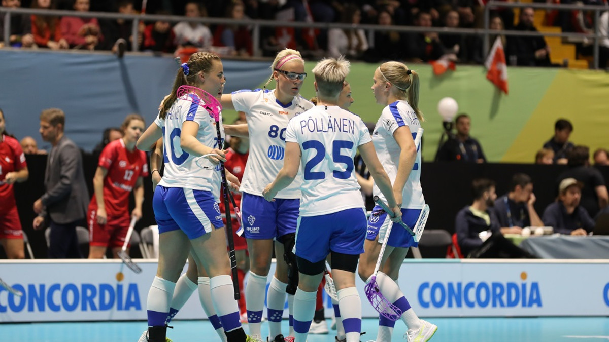 Suomen salibandynaiset kuvassa