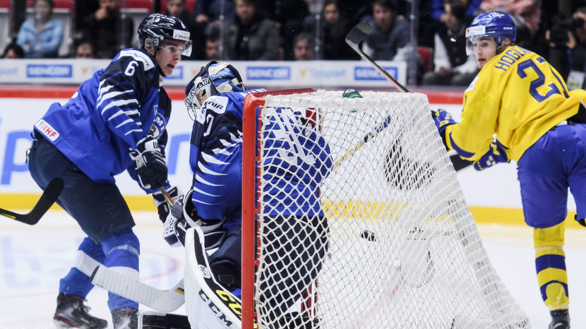 Ruotsin Nils Höglander tekee ilmaveivin. U20-matsi. Justus Annunen.