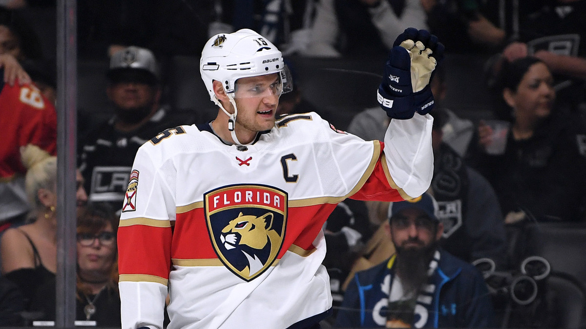 Aleksander Barkov tuulettaa maalia.