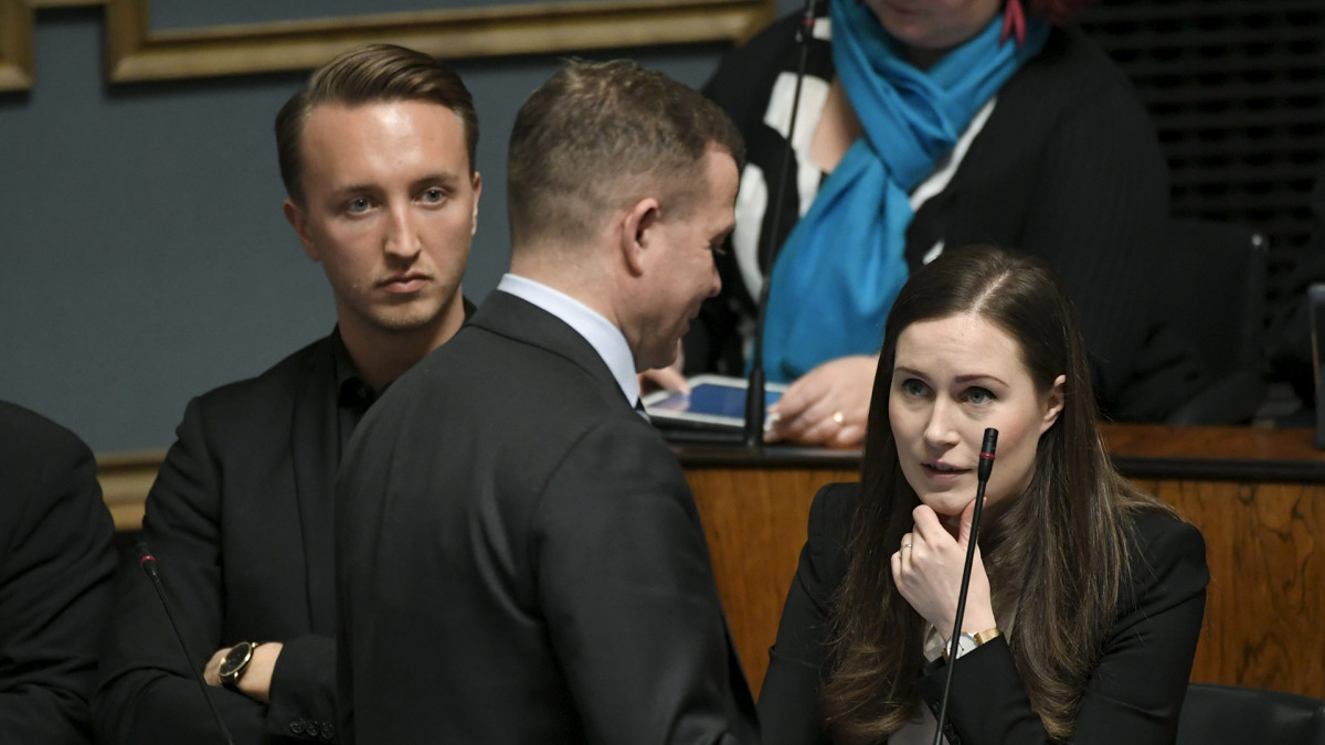 Pääministeri Sanna Marin keskustelee Kokoomuksen puheenjohtajan Petteri Orpon kanssa eduskunnan täysistunnossa 18. maaliskuuta.
