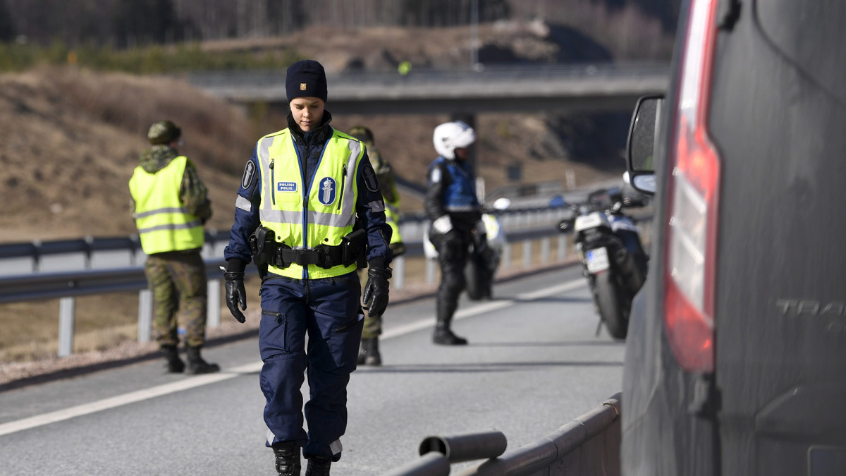 Poliisi ja varusmiehet hiljaisella tarkastuspisteellä Lohjan ja Salon rajalla.