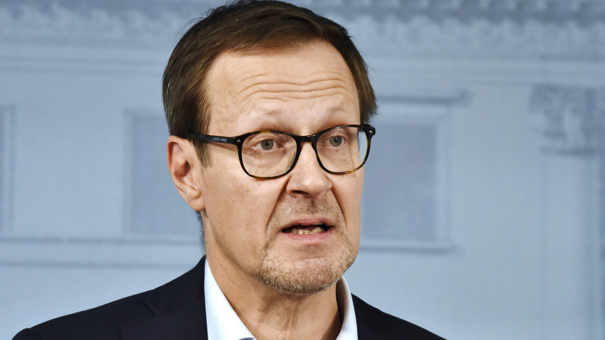 Kuvassa on Huoltovarmuuskeskuksen väliaikainen toimitusjohtaja Janne Känkänen tiedotustilaisuudessa.