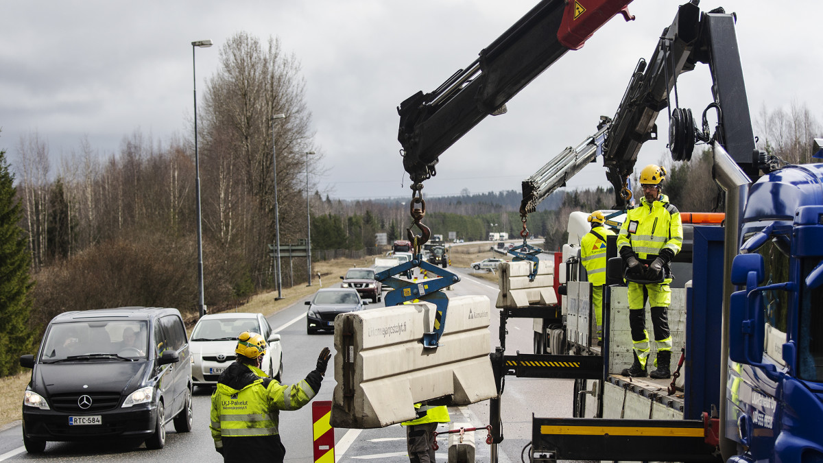 Kuvassa siirretään betonia elementtejä Uudenmaan sulkua purettaessa.