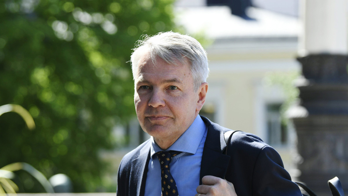Ulkoministeri Pekka Haavisto saapui hallituksen lisätalousarvioneuvotteluihin.