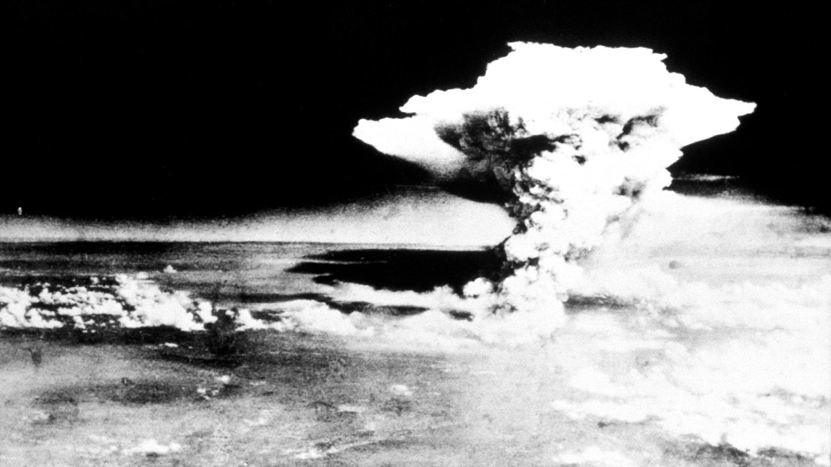 Ydinräjähdyksen pilvi Hiroshiman yllä 6. elokuuta 1945.