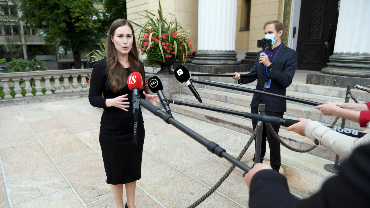 Pääministeri Sanna Marin puhui tiedotusvälineille saapuessaan hallituksen matkustusrajoituksia käsitteleviin neuvotteluihin Säätytalolle Helsingissä 3. syyskuuta