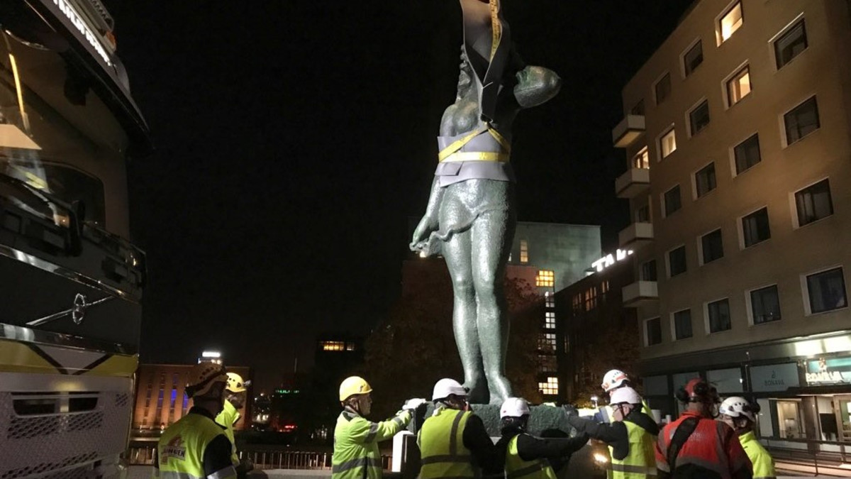 Pirkkalaispatsas Suomen neito Hämeensillalla Tampereella.