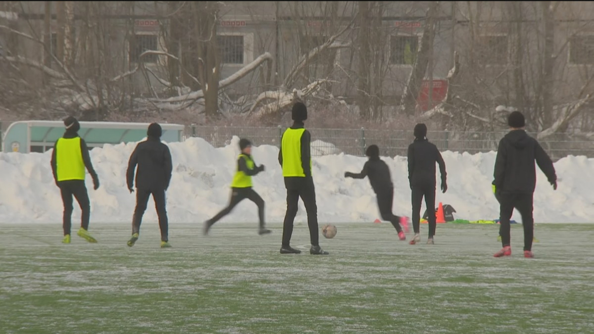 Käpylän pallon jalkapallojuniorit pelaavat pakasessa lumivallien keskellä.