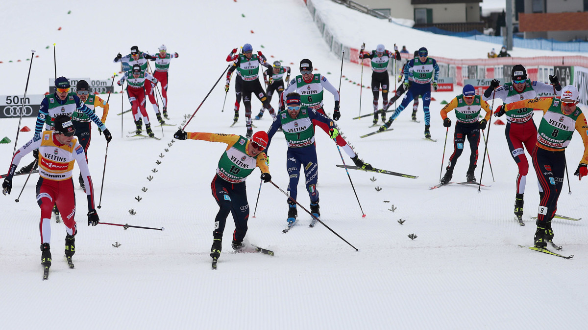Val di Fiemmen henkilökohtaisessa kisassa nähtiin kova taistelu kärkisijoista, kun loppusuoralla hiihti 18 urheilijaa seitsemän sekunnin päässä toisistaan. Jarl Magnus Riiber venytti maaliviivalla parhaiten.