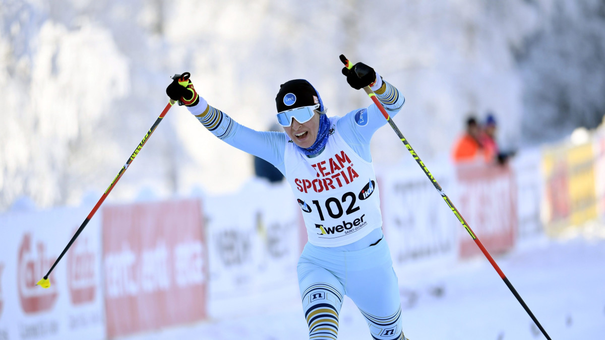 Riitta-Liisa Roponen tuuletti maaliviivalla voitettuaan Suomen mestaruuden 10 kilometrin vapaalla Pyhäjärvellä.
