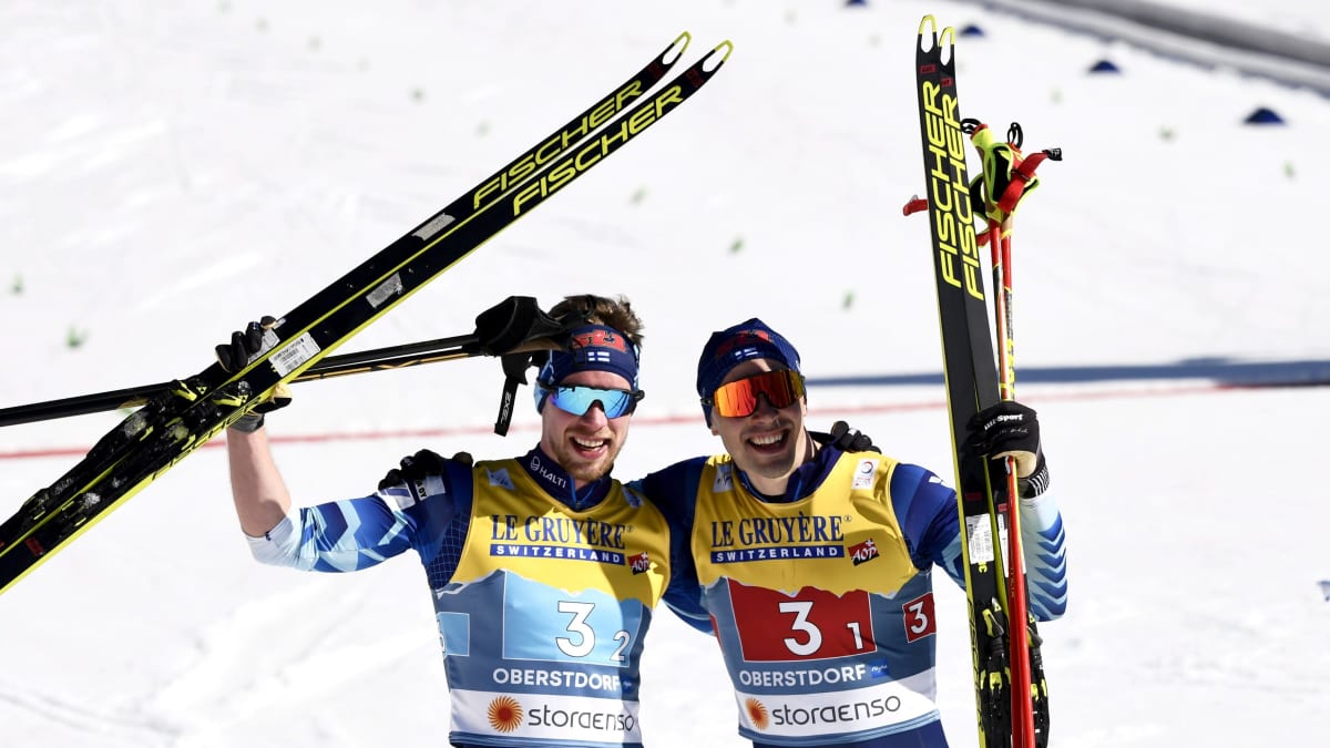 Joni Mäki ja Ristomatti Hakola tuulettavat MM-hopeaa.