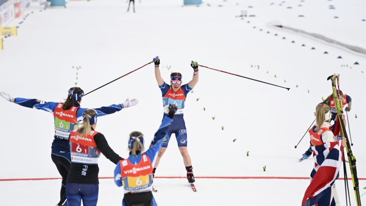 Suomen viestinelikko tuulettaa MM-pronssia.