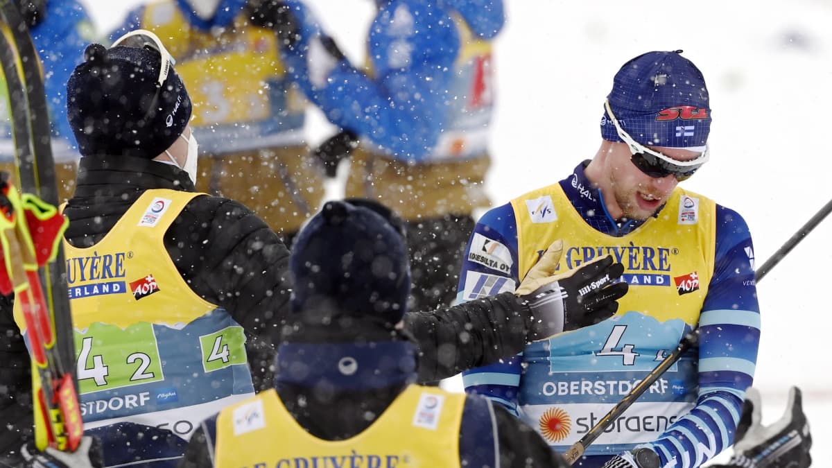 Iivo Niskanen lohduttaa maalissa ankkuriosuudella pettynyttä Joni Mäkeä.