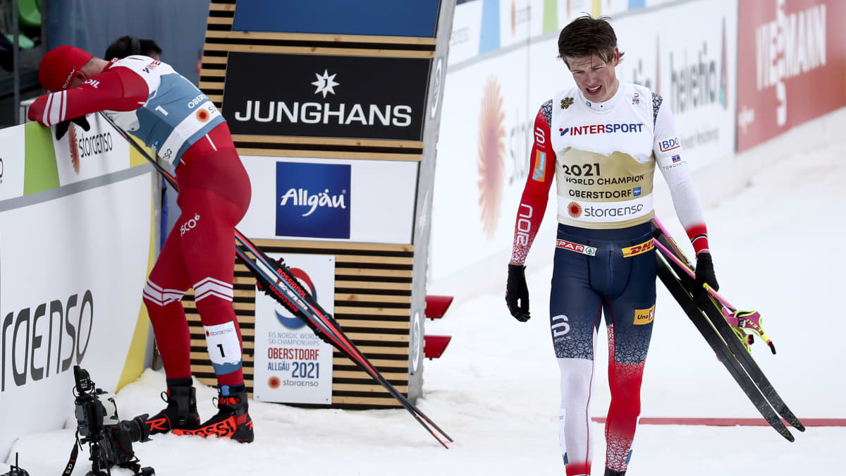 Aleksandr Bolshunov itkee maalissa. Johannes Hösflot Kläbo irvistää.
