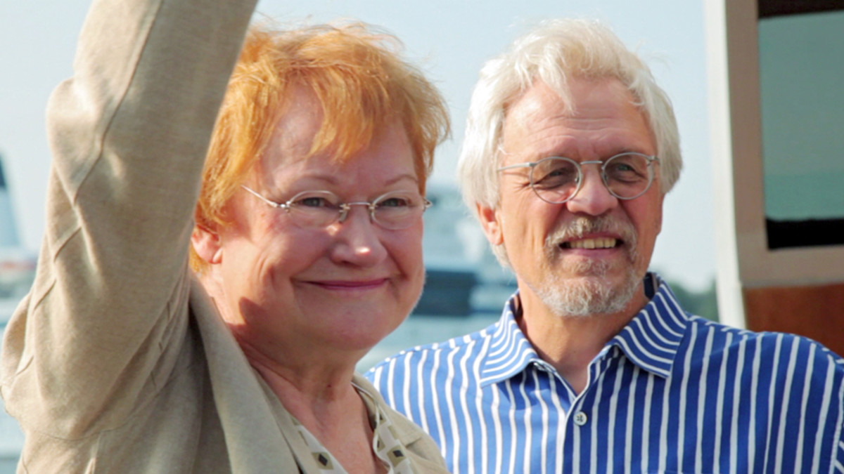 Tarja Halonen ja Pentti Arajärvi laivan kannella.
