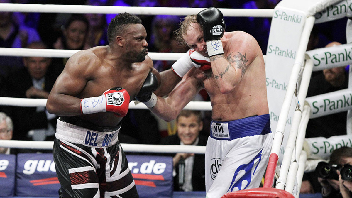 Dereck Chisora iskee Robert Heleniusta.