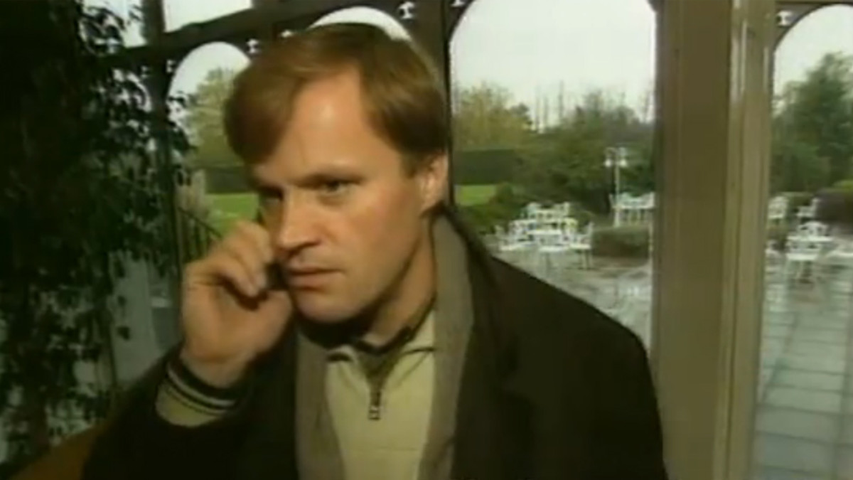 Tommi Mäkinen kuulee puhelimessa maailmanmestaruudestaan.