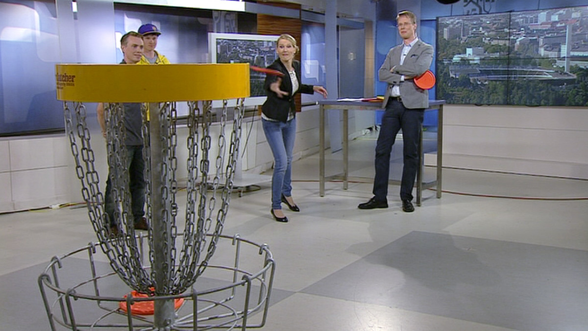 Ihmiset testaavat frisbeegolfia studiossa.