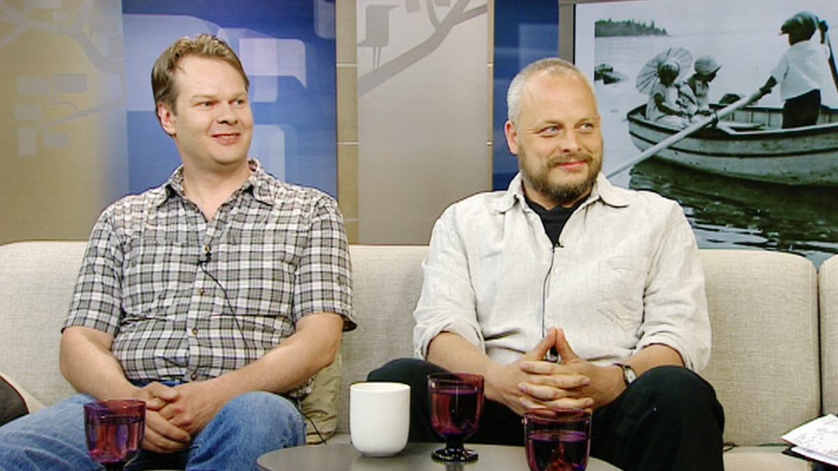 Masalan nuorisoteatterin Tuomo Aitta (oik.) ja Tero Leskinen Aamu-tv:n vieraina.