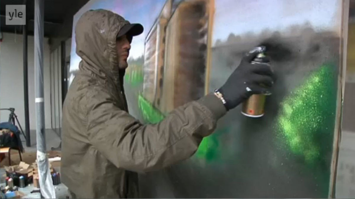 Philippe on 25-vuotias työtön autokuski, jonka intohimo on graffitien tekeminen. Ajankohtaiselle kakkoselle Philippe teki kuvan kotilähiöstään Clichy-sous-Bois´ta. Neljässä tunnissa, Clichyn nuorisokeskuksen terassilla. Philippen graffiti on kesällä 2013 esillä myös kaupungin järjestämässä taidenäyttelyssä.