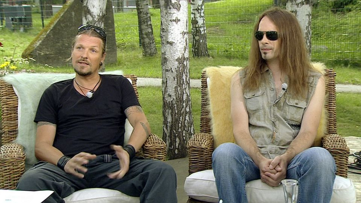 Amorphis-yhtyeen kitaristi Esa Holopainen (vas.) ja basisti Niclas Etelävuori.