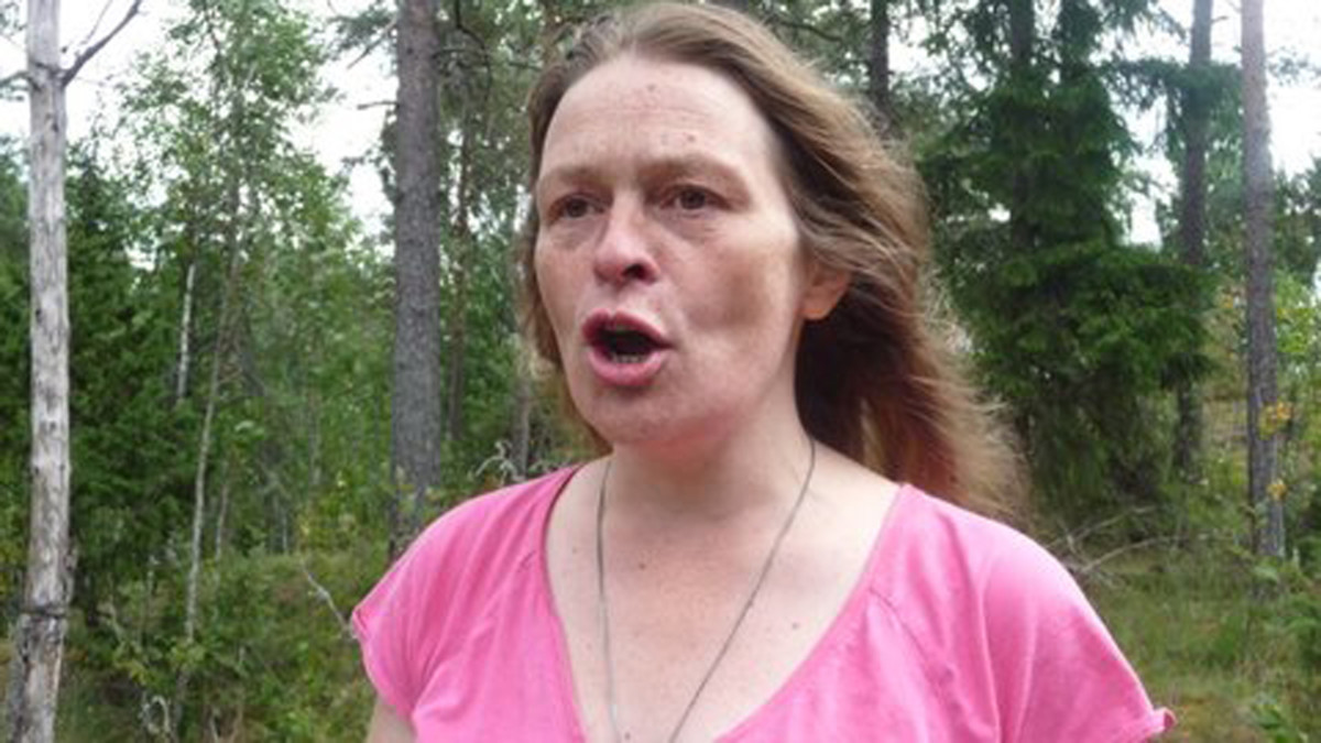 Karina Heerman huutamassa lehmiä kotia