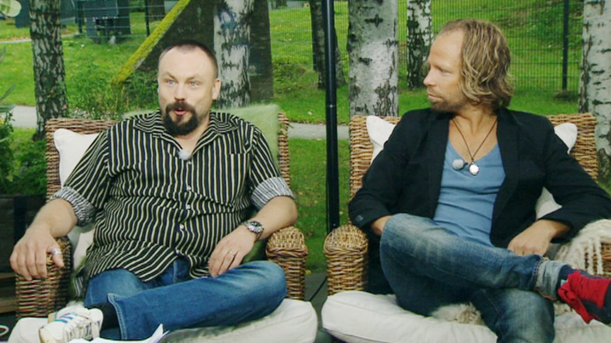 Rajoja rikkoneesta matkailuohjelmastaan tunnetut Riku Rantala (vas.) ja Tuomas Milonoff Aamu-tv:n haastattelussa 20. elokuuta 2013.