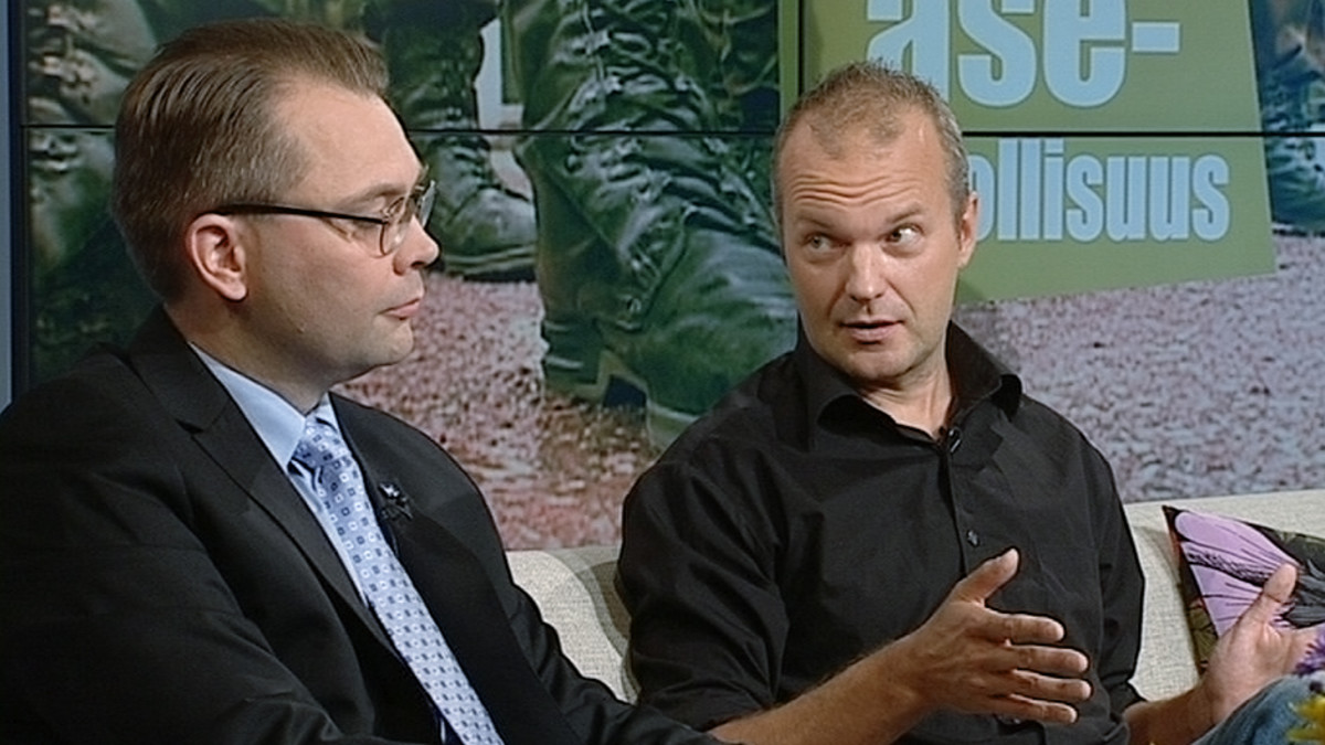 Puolustusvaliokunnan puheenjohtaja Jussi Niinistö ja kolumnisti Arno Kotro.