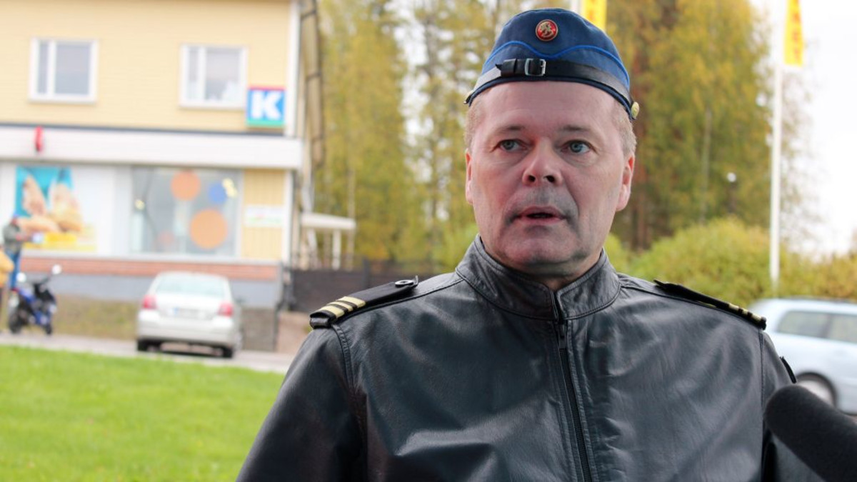 Kapteeni Ari Ikkala radiohaastattelussa Hallissa.