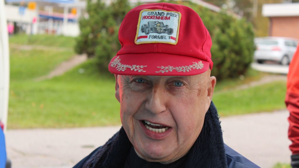 Pertti Aapro radiohaastattelussa Jämsän Hallissa.