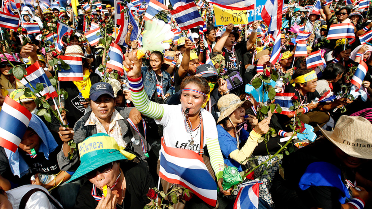Thaimaalaiset osoittavat mieltään Bangkokissa.