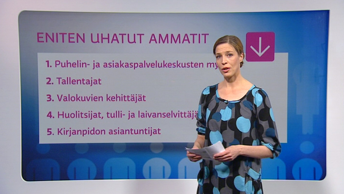 Toimittaja ruudun edessä studiossa.