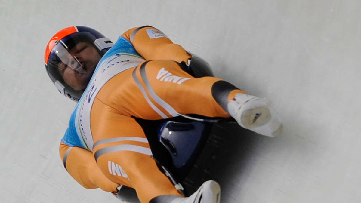 Shiva Keshavan vauhdissa Vancouverin olympialaisten kelkkailukourussa.