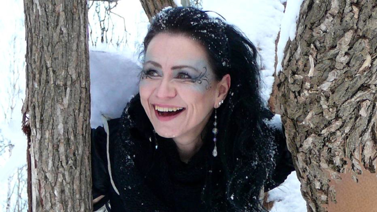 Johanna Mykkänen puiden välissä.