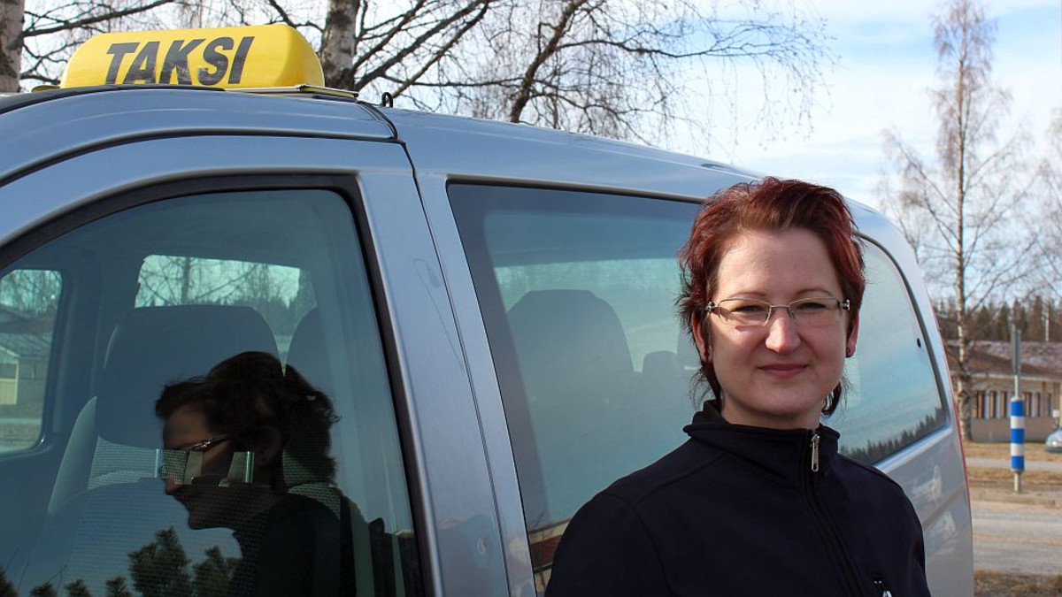 Riikka Jussinmäki on kohta taksiyrittäjä.
