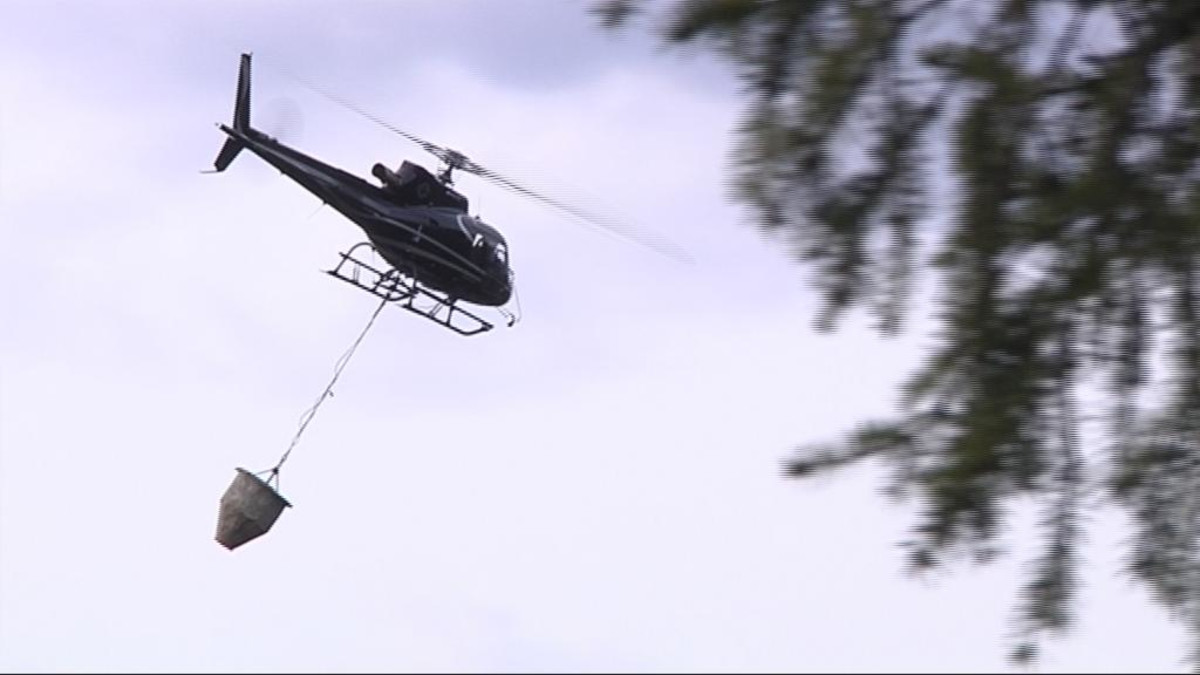 Helikopteri ja kuljetussäiliö.