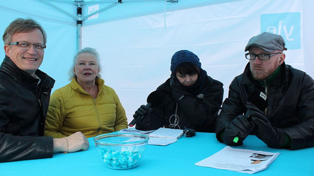 Viispiikkisen nykyinen päätoimittaja ja pitkän päivätyön Viiden Kunnan Sanomissa tehnyt Leena Jokinen hetki ennen Helin ja Mikon haasttattelua.