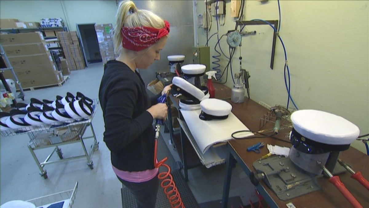 Soile Virtanen viimeistelee ylioppilaslakkia.