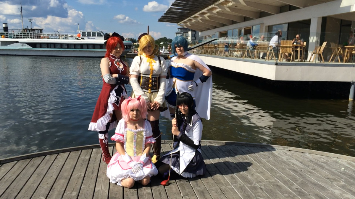 Viisi tyttöä animehahmoiksi pukeutuneena