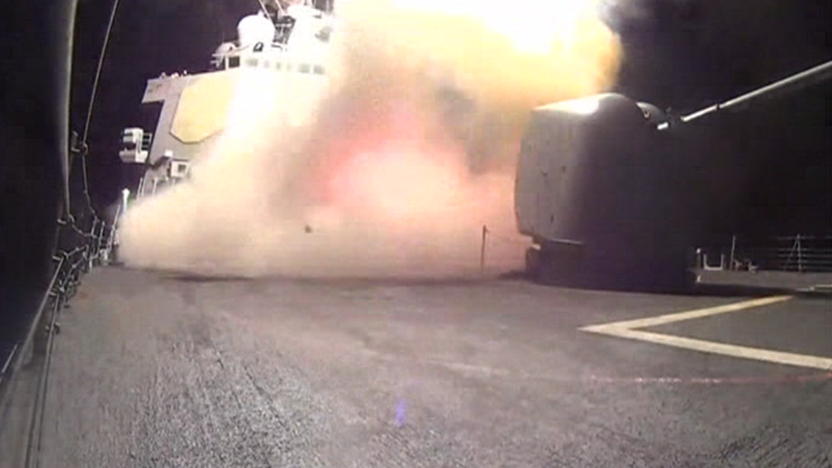 Yhdysvaltain laivaston ohjusristeilijä USS Arleigh Burkella kuvatulla videolla näkyy, miten Yhdysvallat laukaisee useita Tomahawk-risteilyohjuksia ISIS-järjestön asemiin.