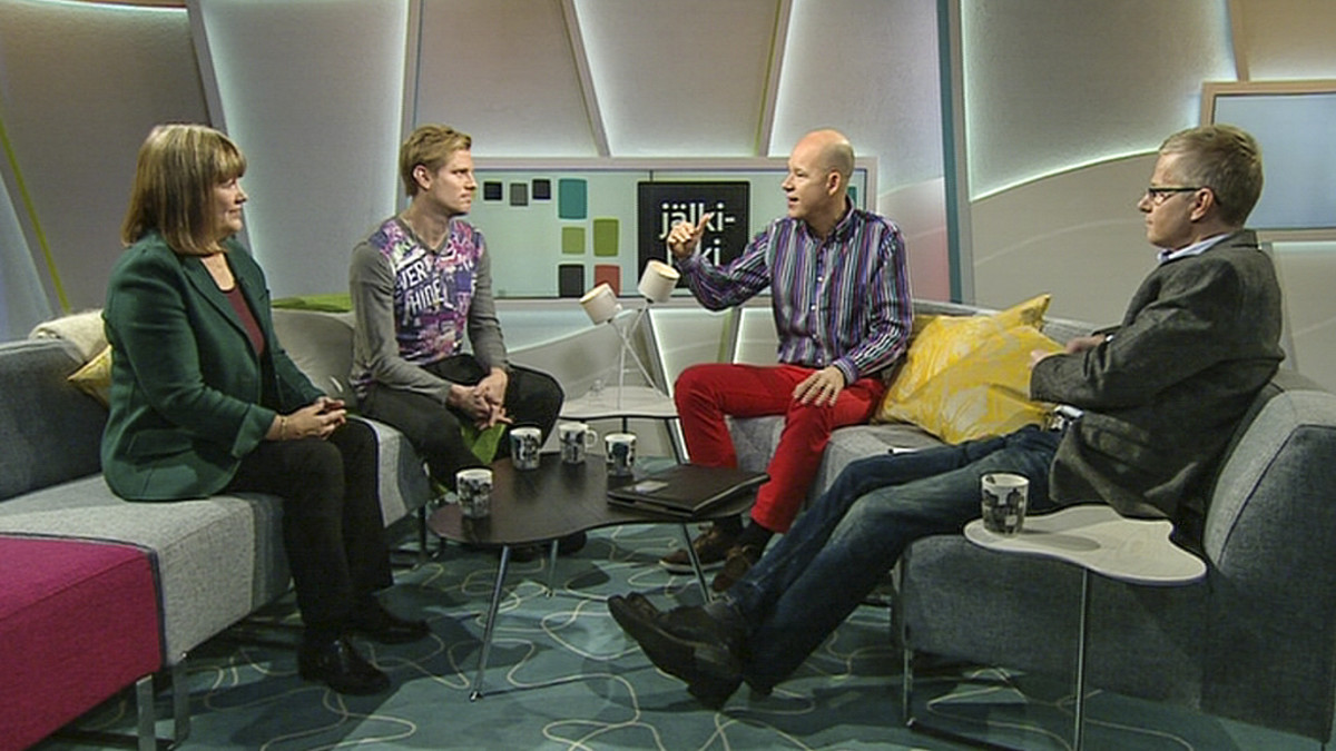 neljä ihmistä istuu studion sohvilla