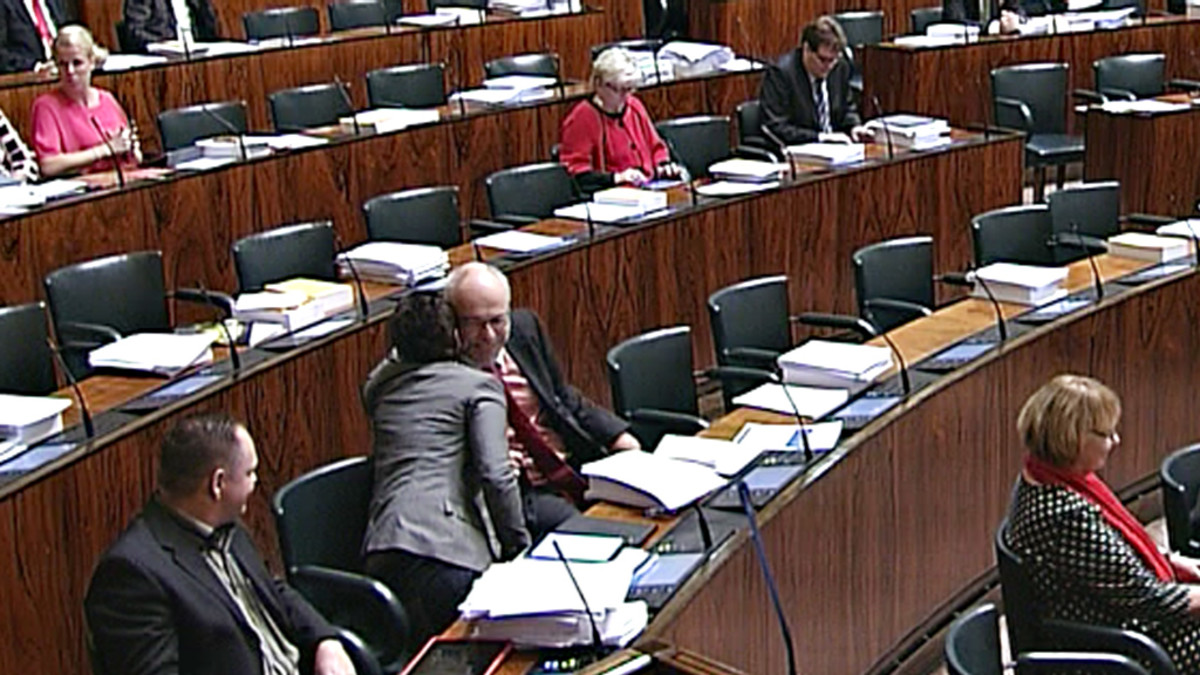 Silvia Modig halasi Erkki Virtasta eduskunnan täysistunnossa torstaina.