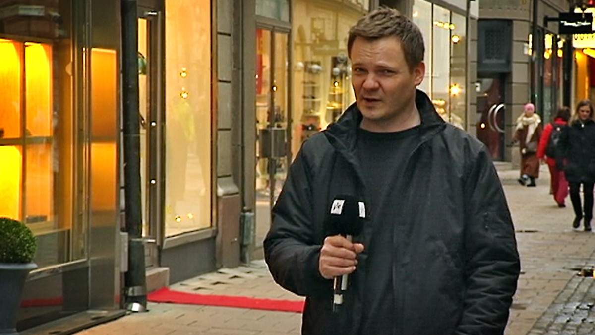 Kirjeenvaihtaja Jyrki Hara tukholmalaisella loistokadulla.