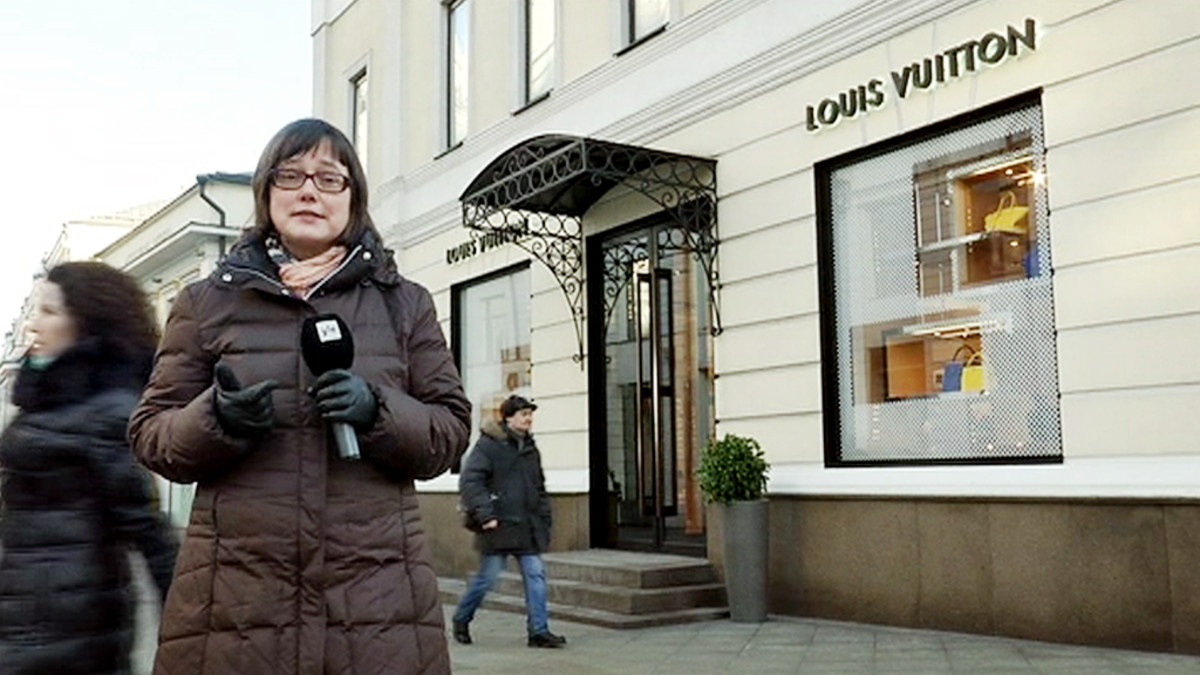Ylen ulkomaan toimittaja Liisa Lehmus Moskovassa Louis Vuittonin liikkeen edessä.