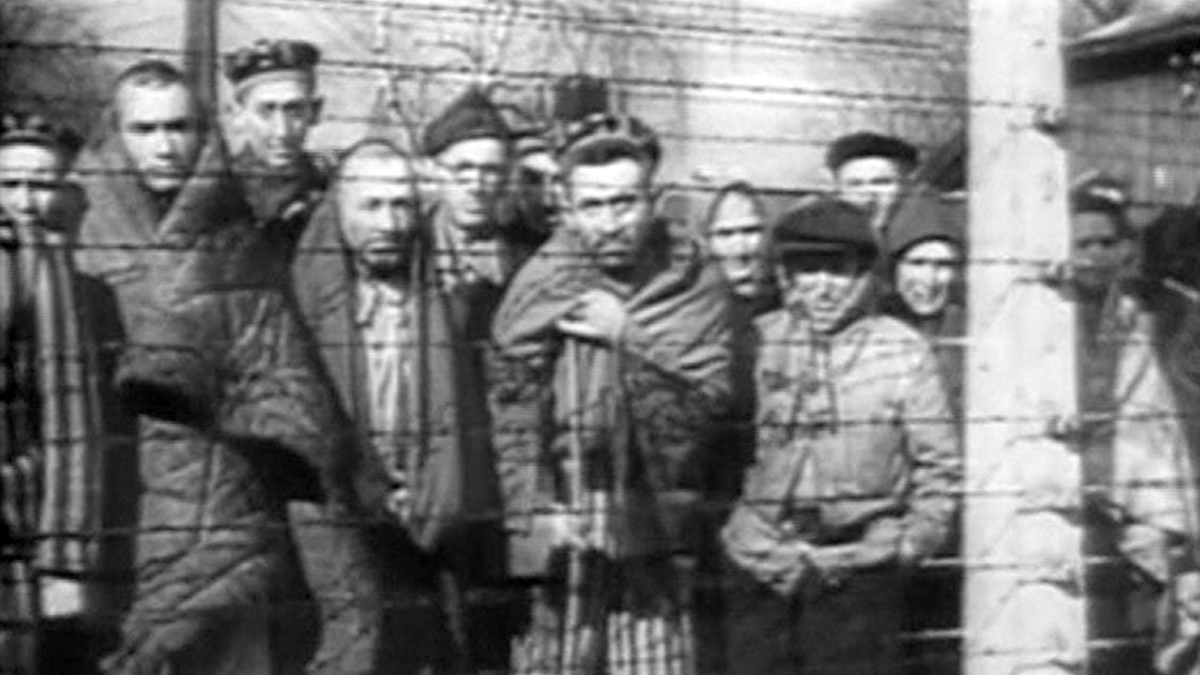 Auschwitzin keskitysleirin vankeja leirin vapautuksen jälkeen.