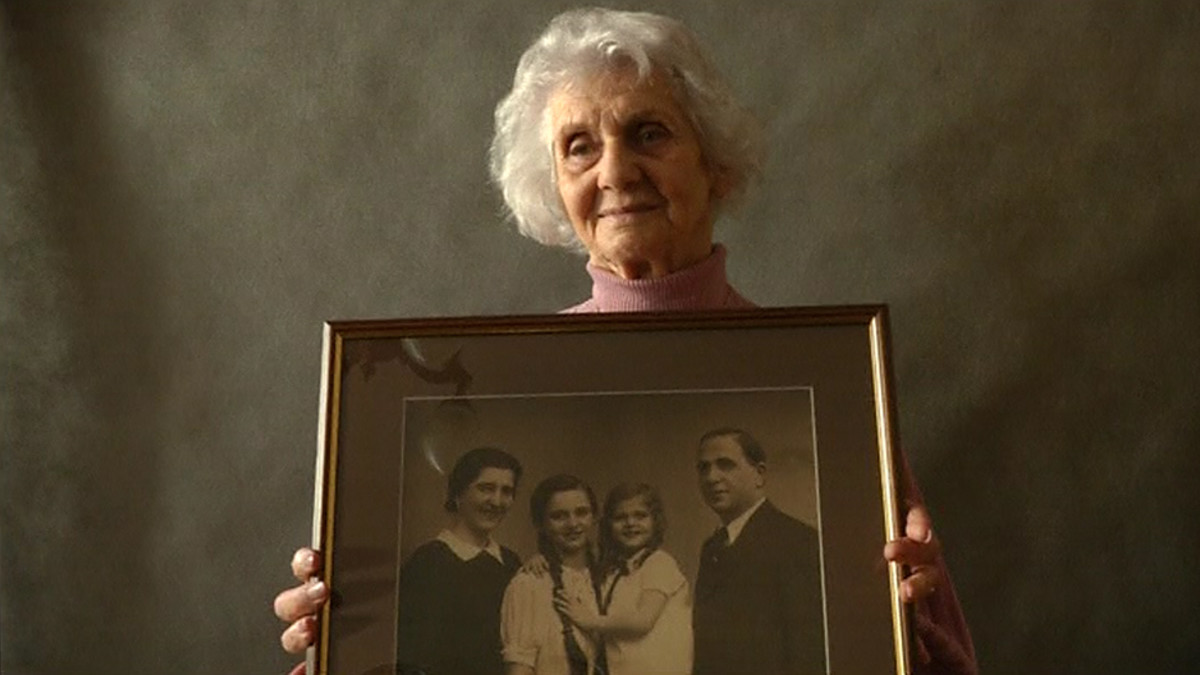 Auschwitzin keskitysleiriltä selvinnyt Eva Fahidi pitelee perheensä muotokuvaa.