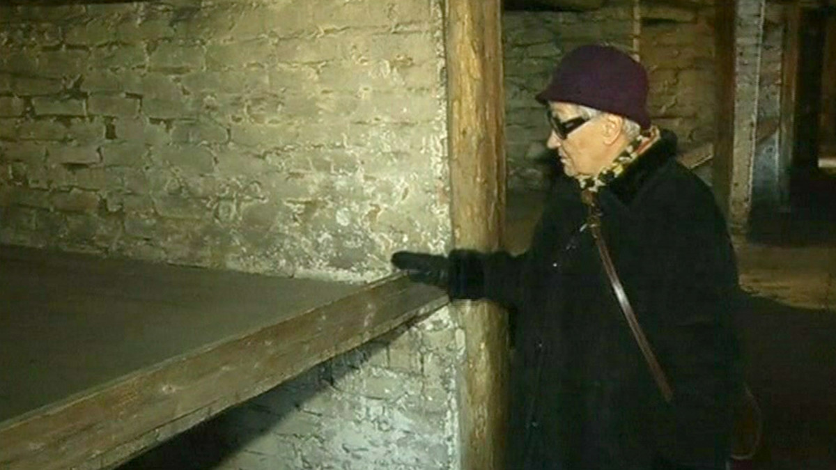 Zdzislawa Wlodarczyk näyttää Auschwitzin parakissa makuulaveriaan, jossa hän nukkuin kahdeksan tai kymmenen muun kanssa.